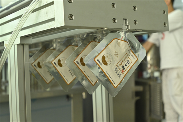 Machine à emballer de remplissage et de bouchage de sachets de yaourt alimentaire