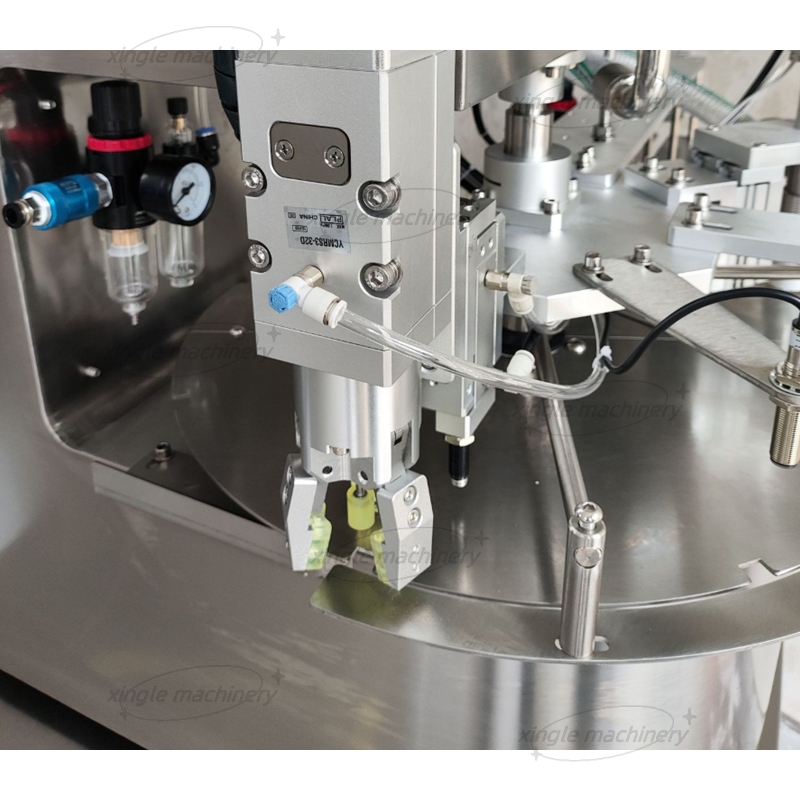 Machine de remplissage et de capsulage automatique de poche de bec de pâte liquide