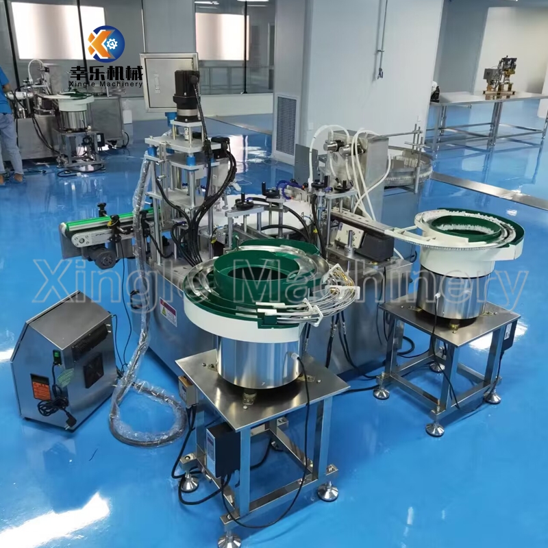 Machine de remplissage et de capsulage de flacons de parfum liquide entièrement automatique