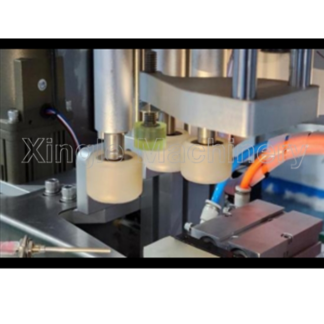 Machine de capsulage et d'étiquetage de remplissage de liquide de bureau à 4 têtes